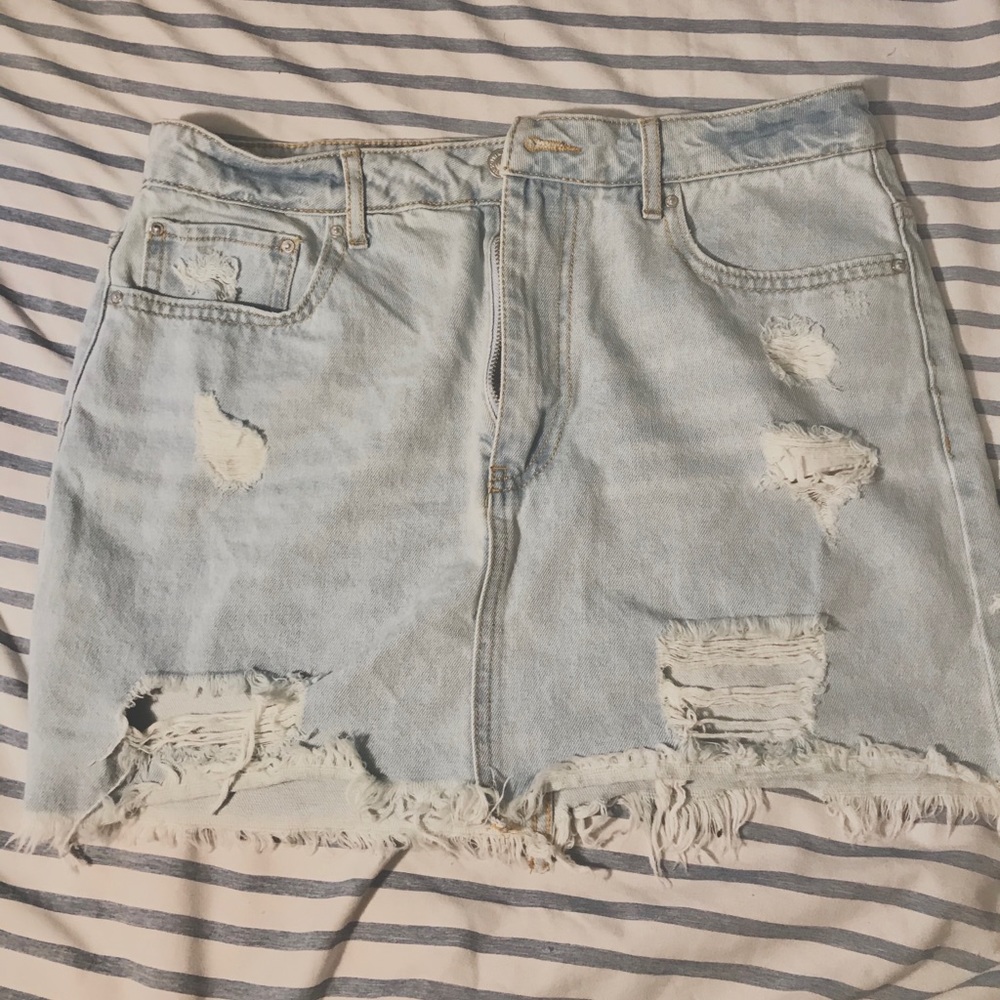 H&M light wash denim ripped mini skirt never worn